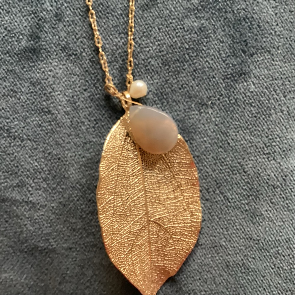 Versona Gold Leaf Necklace with Pearl Accent